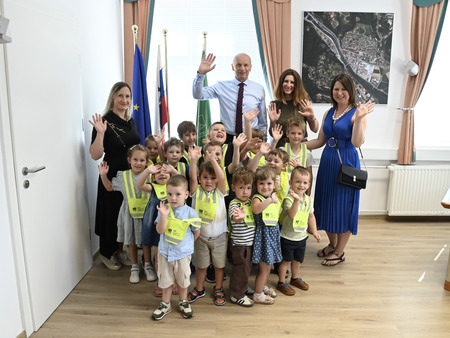 Otroci z vrtca v Dolenji vasi na obisku pri županu