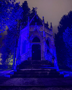 Hočevarjev mavzolej osvetljen v modro