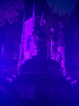 Hočevarjev mavzolej osvetljen v vijolični barvi