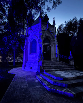 Ob svetovnem dnevu Parkinsonove bolezni Hočevarjev mavzolej v modri barvi 