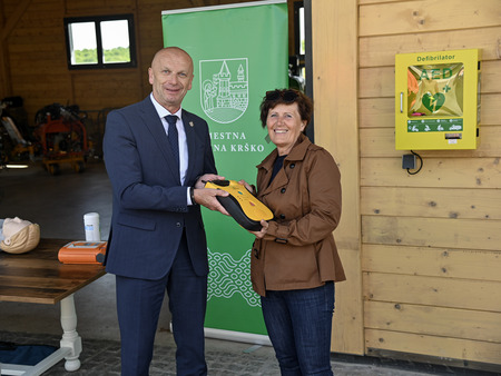V Kostanjku bogatejši za nov defibrilator.