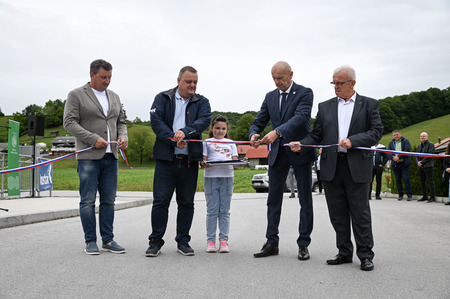 Namenu uradno predali odsek obnovljene ceste na ribnik v Stolovniku 