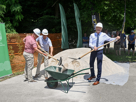 Prva lopata za projekt izgradnje kanalizacije in druge infrastrukture v Gržeči vasi in Malem Podlogu