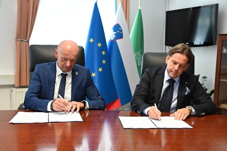 Župan Mestne občine Krško Janez Kerin in predsednik uprave družbe Kostak, d. d. mag. Sergej Murgelj ob podpisu pogodbe