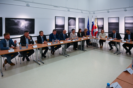 Župan Mestne občine Krško Janez Kerin je ob tem poudaril pomen sodelovanja med državo in lokalnimi skupnostmi pri oblikovanju ukrepov, ki bodo upoštevali dejanske razmere na terenu.