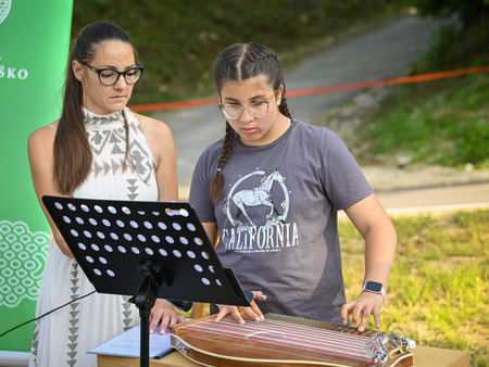 Na Senušah namenu predali urejene pločnike