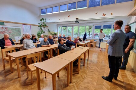 Starejši na brazplačni delavnici obnovili znanje cestno prometnih predpisov