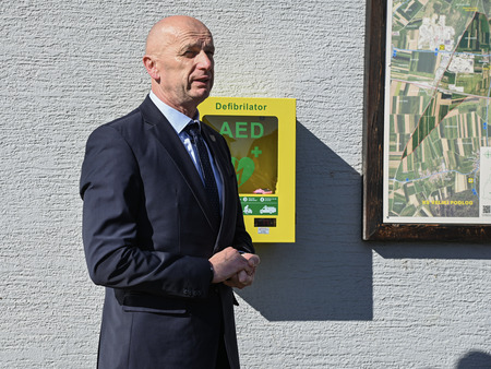 Predaja defibrilatorja na Drnovem