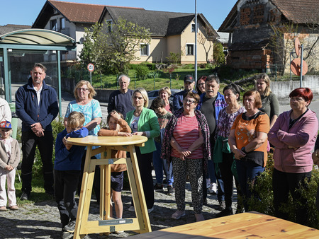 Predaja defibrilatorja na Drnovem