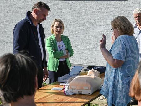 Predaja defibrilatorja na Drnovem