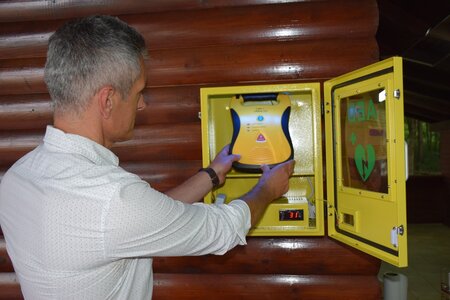 Namestitev defibrilatorja 