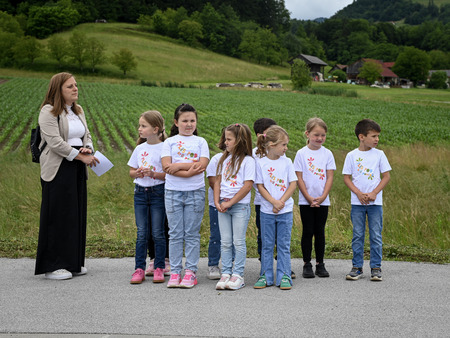 Namenu uradno predali odsek obnovljene ceste na ribnik v Stolovniku 