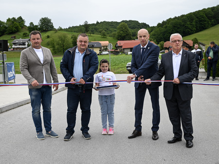 Namenu uradno predali odsek obnovljene ceste na ribnik v Stolovniku 