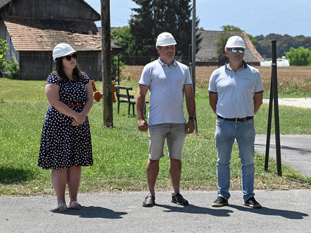 Prva lopata za projekt izgradnje kanalizacije in druge infrastrukture v Gržeči vasi in Malem Podlogu