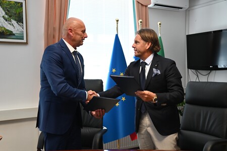 Župan Mestne občine Krško Janez Kerin in predsednik uprave družbe Kostak, d. d. mag. Sergej Murgelj ob podpisu pogodbe