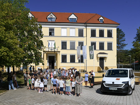 Osnovna šola XIV. divizije Senovo bogatejša za nov kombi
