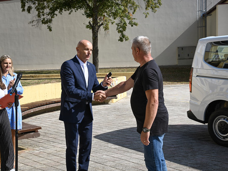Osnovna šola XIV. divizije Senovo bogatejša za nov kombi