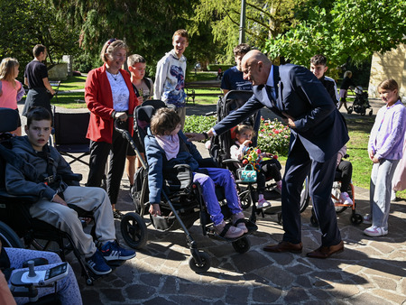 Gibalno ovirani skozi mesto in na ogled gradbišča nove šole