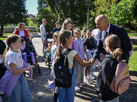 Gibalno ovirani skozi mesto in na ogled gradbišča nove šole