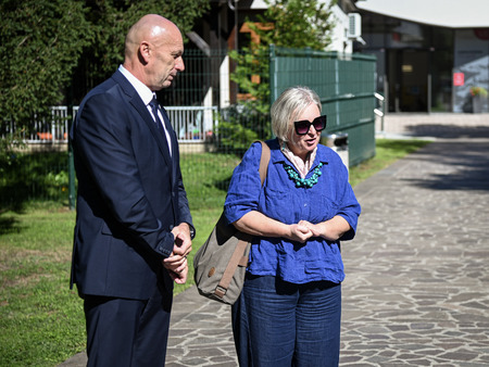 Gibalno ovirani skozi mesto in na ogled gradbišča nove šole
