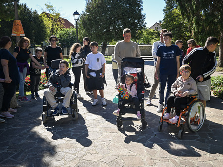 Gibalno ovirani skozi mesto in na ogled gradbišča nove šole